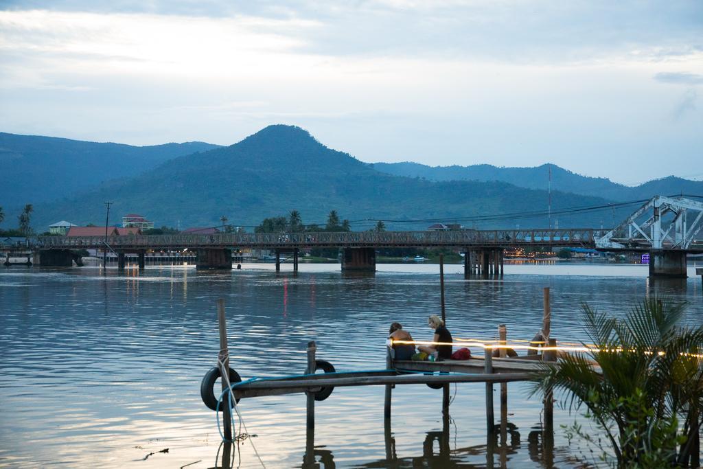 Nomads Guesthouse Kampot Exterior photo